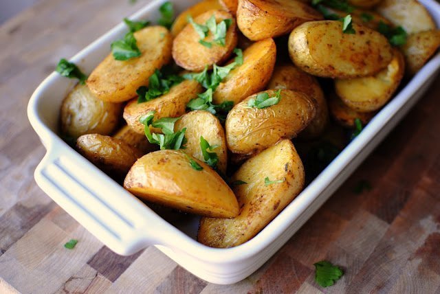 Печеный картофель с пряными травами