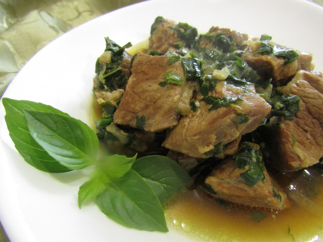 Тушеная сныть с мясом
