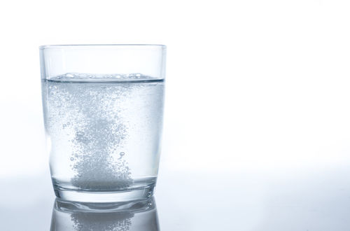 Растворение таблетки в стакане воды