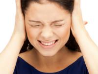 Писк в ушах у девушки