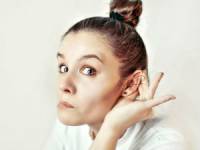 Заложенность ушей у девушки